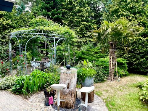 a garden with a gazebo and some plants at Blue Artist chalet Veluwe in Doornspijk