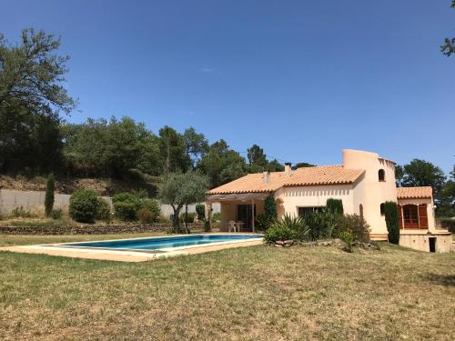 une maison avec une piscine en face d'une cour dans l'établissement la villalongua, à Villelongue-dels-Monts