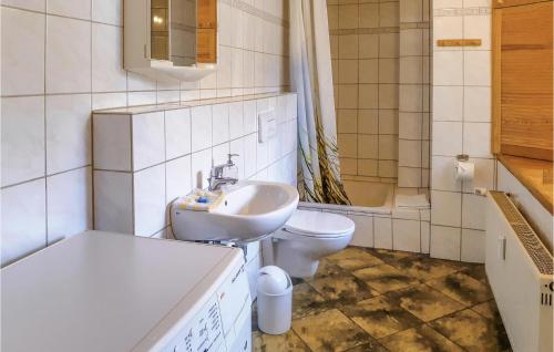 La salle de bains est pourvue d'un lavabo et de toilettes. dans l'établissement Nice Apartment In Mirow With Wifi, à Mirow