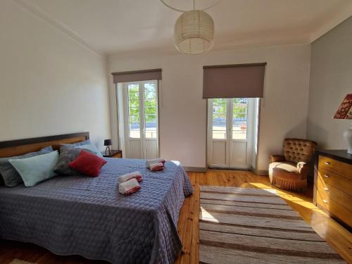 sypialnia z łóżkiem z 2 poduszkami w obiekcie Casa Mosteiro w mieście Alcobaça