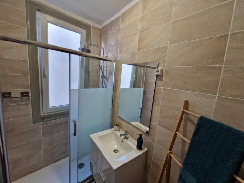 a bathroom with a sink and a mirror at Casa Mosteiro in Alcobaça