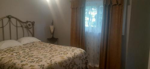um quarto com uma cama e uma janela com cortinas em Decatur life em Decatur