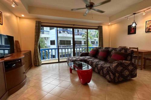 Μια τηλεόραση ή/και κέντρο ψυχαγωγίας στο Airy 1BR Tawan APT 5 min Walk to Kamala Beach at Club Residence