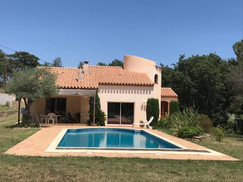 une maison avec une piscine dans la cour dans l'établissement la villalongua, à Villelongue-dels-Monts