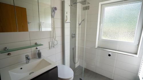 Brandenberg的住宿－Haus Franziska，白色的浴室设有水槽和淋浴。