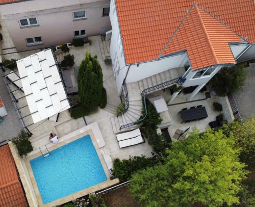 Cette chambre offre une vue sur une maison dotée d'une piscine. dans l'établissement Apartment Goran, à Senj