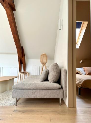 a living room with a couch and a bed at Écrin de calme avec terrasse in Chambéry