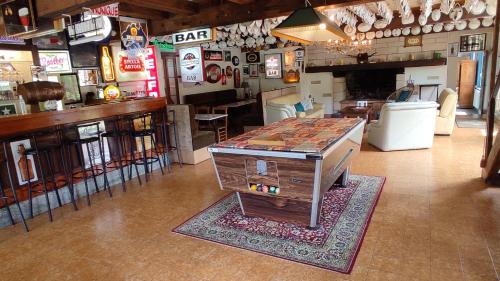 un magasin avec une table au milieu d'une pièce dans l'établissement Au Moulin des Prés - Gîte 15 couchages au bord de l'eau, à Croissy-sur-Celle