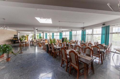 WEST Hotel an der Sächsischen Weinstrasseにあるレストランまたは飲食店