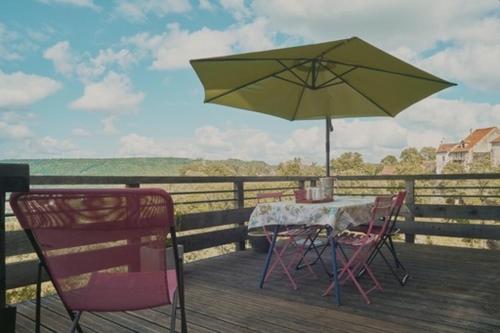 En balkong eller terrasse på Rouge-cœur