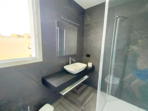 a bathroom with a sink and a shower at Stanza idromassaggio in Quartu SantʼElena