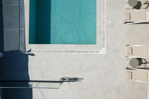 un bagno con specchio e piscina di Babis Villa, a few meters away from the beach, By ThinkVilla a Panormos