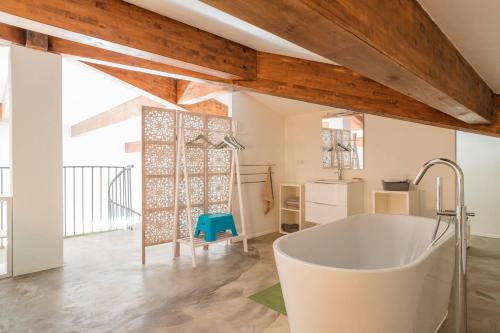 une salle de bain avec une baignoire blanche dans une chambre dans l'établissement Villa SARRAIRE, à Bormes-les-Mimosas