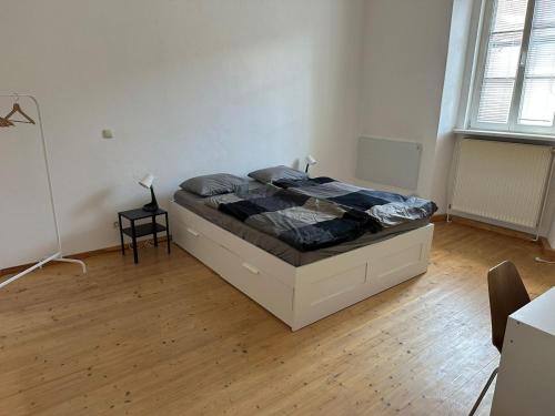 een slaapkamer met een bed in het midden van een kamer bij Central Plaza family apartment 2 bedroom in Bruckneudorf