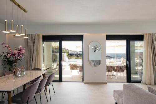 Area soggiorno di Babis Villa, a few meters away from the beach, By ThinkVilla