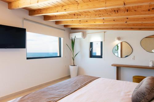 Letto o letti in una camera di Babis Villa, a few meters away from the beach, By ThinkVilla