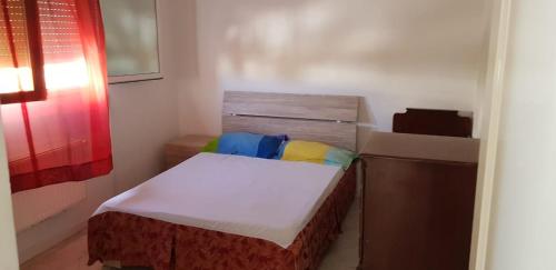 a small room with a bed in a room at Appartement S+2 in Sousse