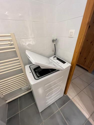 a washer and dryer in a small kitchen at Apartment l’Alpette Oz en Oisans in Oz