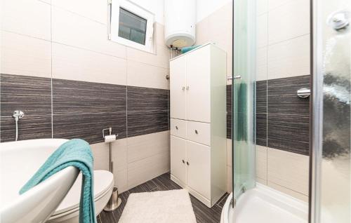 Kupatilo u objektu Amazing Apartment In Jadrija With Wifi