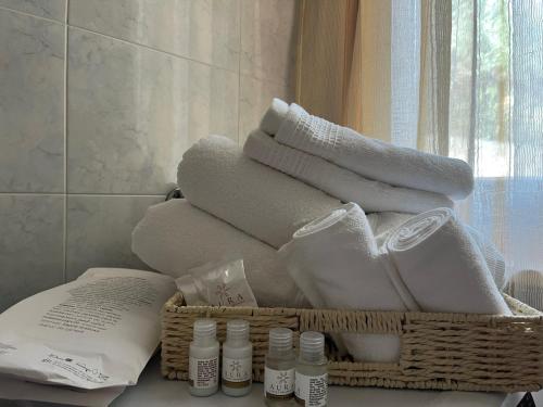 een mand met handdoeken op een aanrecht naast een raam bij Feli Holiday Home - Panoramic pool lake view in Gardone Riviera in Gardone Riviera