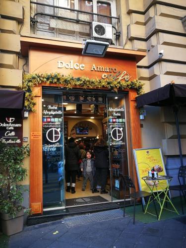 eine Ladenfront mit Menschen, die draußen stehen in der Unterkunft GG-Grow - La Terrazza Di Bellavista in Neapel