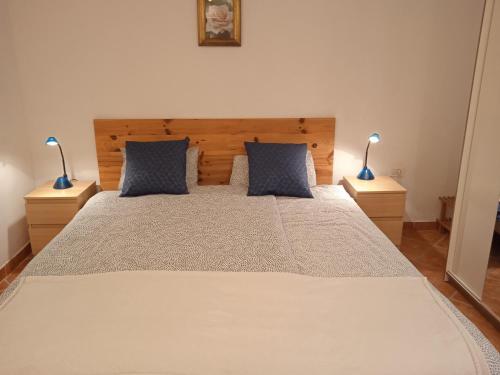 サウサルにあるJardín Tropicalのベッドルーム1室(大型ベッド1台、ランプ2つ付)