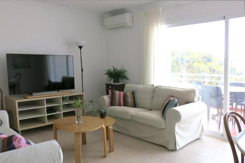 Gorgeous Sea Views and Great Location!
