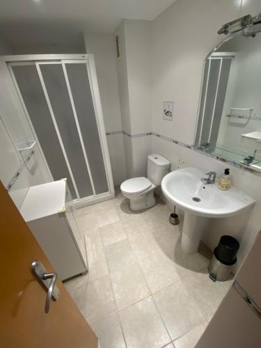 bagno con servizi igienici e lavandino di Palangre Suite en Moraira a Moraira