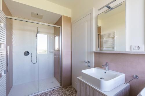 a bathroom with a sink and a shower and a sink at Ca' Barbieri San Donà in San Donà di Piave