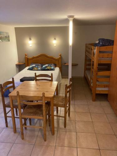 Postel nebo postele na pokoji v ubytování Studio Marseillan plage Robinson
