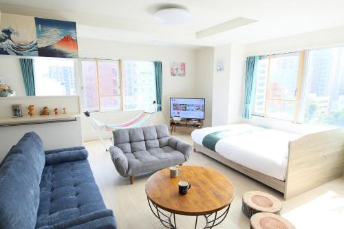 um quarto com uma cama, um sofá e uma mesa em 大阪ハウス701 Near Namba and Kuromon Market and Den Den Town & Direct to KIX em Osaka