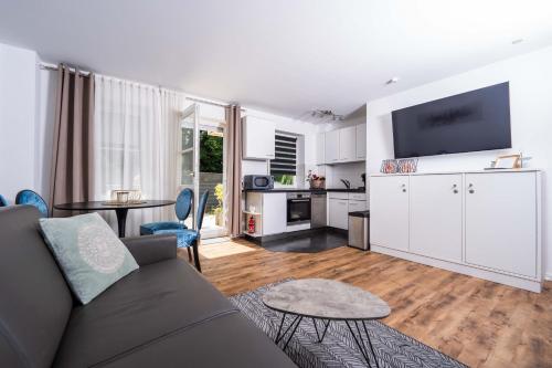 un soggiorno con un divano e un tavolo di CityWohnungFN a Friedrichshafen