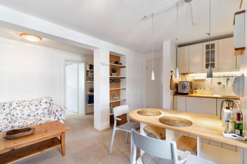 cocina y sala de estar con mesa y sillas en Casa Stadtblick, en Gengenbach