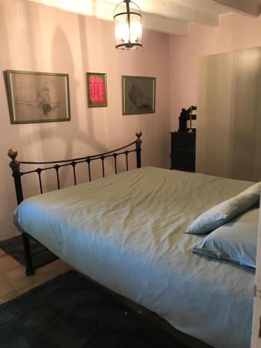 une chambre avec un grand lit avec des draps blancs dans l'établissement The cosy retreat, à Mornay-sur-Allier