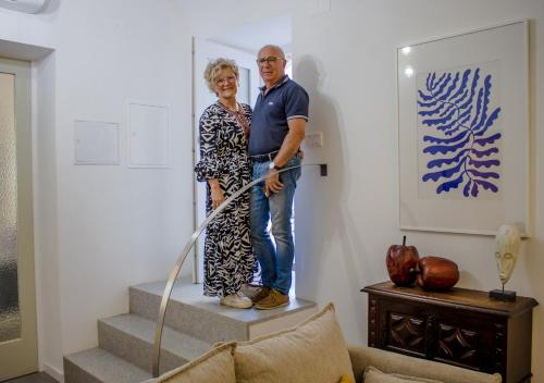 a man and a woman standing on the stairs at Casa do Pátio- Parking included in Évora