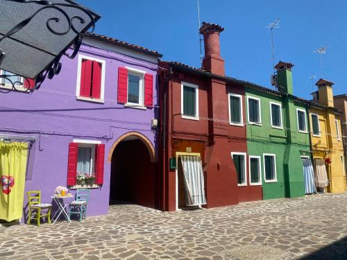 un grupo de edificios pintados en diferentes colores en Casa Bella, en Burano