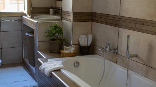 ein Badezimmer mit einer Badewanne, einem WC und einem Waschbecken in der Unterkunft Like Home Apartment in Reggio di Calabria