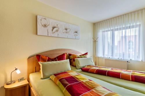 two beds sitting next to each other in a bedroom at Ferienwohnung Auszeit in Schonach