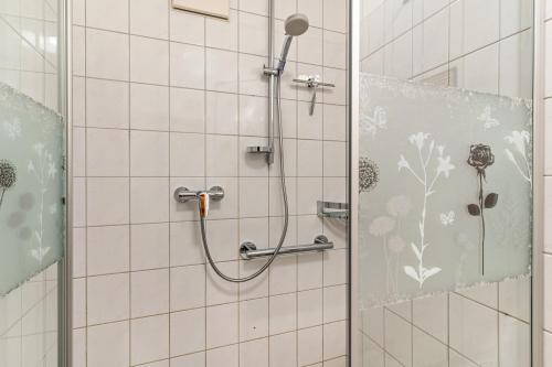 a shower with a hose in a bathroom at Ferienwohnung Auszeit in Schonach