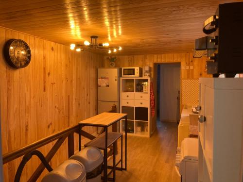 Η κουζίνα ή μικρή κουζίνα στο Guédelon 10 min Linge fourni Gîte MGB