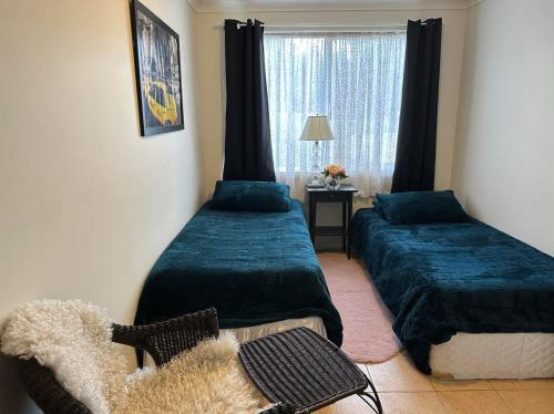 - une chambre avec 2 lits et une fenêtre dans l'établissement Affordable Inn, à Perth