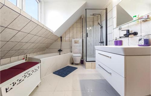コウォブジェクにあるAmazing Apartment In Kolobrzeg With Kitchenの白いバスルーム(洗面台、トイレ付)