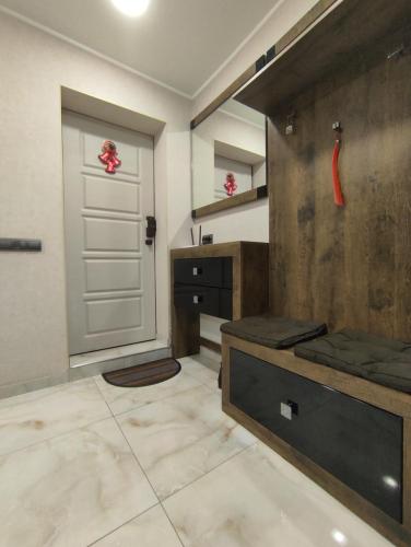 uma casa de banho com uma porta, um lavatório e um balcão em Lux apartment in city center em Kremenchuk