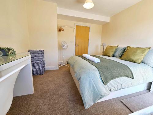 ein Schlafzimmer mit einem großen Bett in einem Zimmer in der Unterkunft Cityscape Haven: 1 Bedroom Apartment with Terrace and City view in Bournemouth