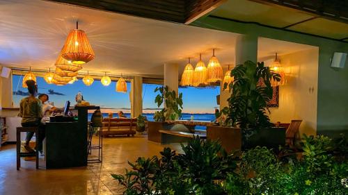 Restoran või mõni muu söögikoht majutusasutuses Maison Ylang Dive Center