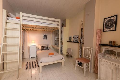 Cocon Familial - Gîte De Charmeにあるベッド