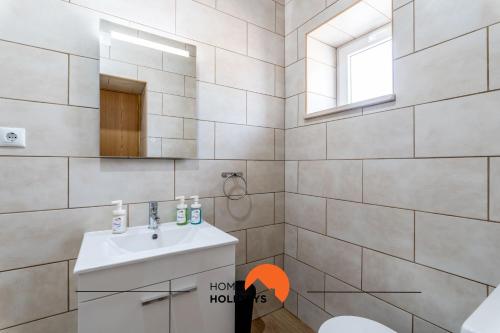 uma casa de banho com um lavatório e um espelho em #178 Spacious Wide Backyard in Countryside em Albufeira
