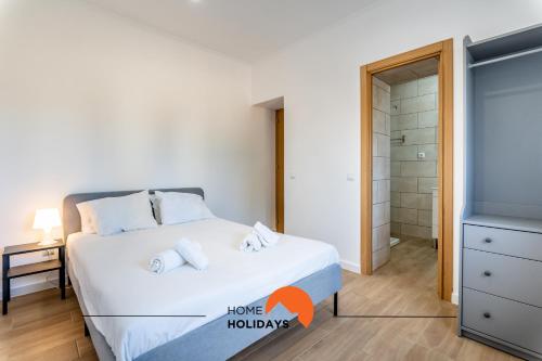 une chambre avec un grand lit et un placard dans l'établissement #178 Monte das Churras 1 by Home Holidays, à Patã de Cima