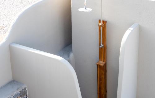 a bathroom with a toilet in a room at DIPOLIS luxury apartments Syros in Episkopíon