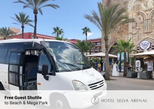 Hotel Selva Arenal في إل أرينال: شاحنة طعام بيضاء متوقفة أمام مبنى